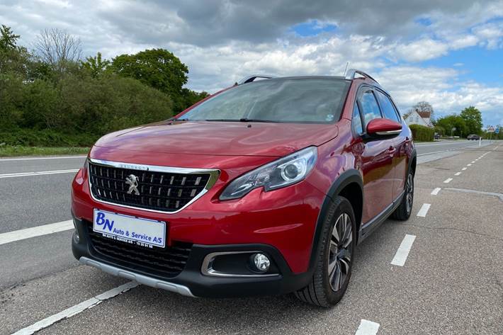 Rød Peugeot 2008 fra 2018