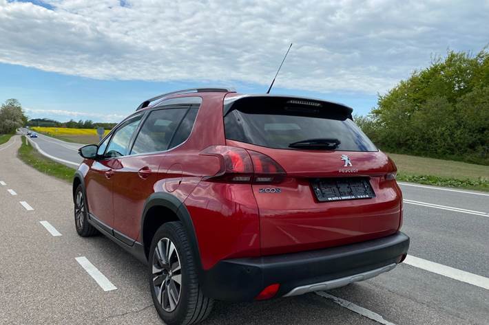 Rød Peugeot 2008 fra 2018