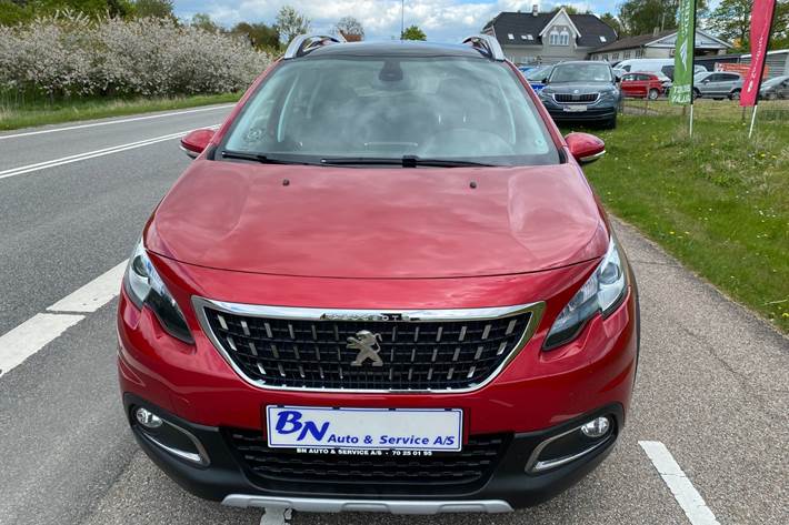 Rød Peugeot 2008 fra 2018