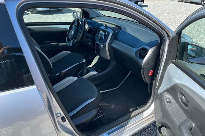 Sølv Toyota Aygo fra 2015