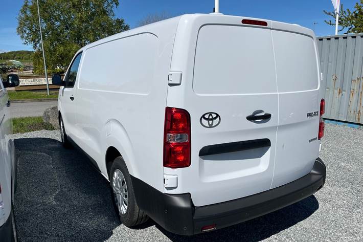 Hvid Toyota ProAce fra 2026