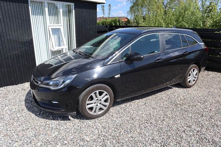 Sort Opel Astra fra 2017 set udefra