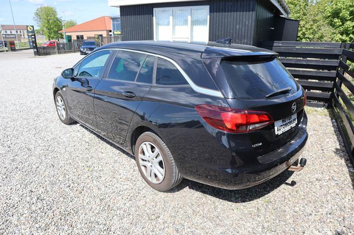Sort Opel Astra fra 2017
