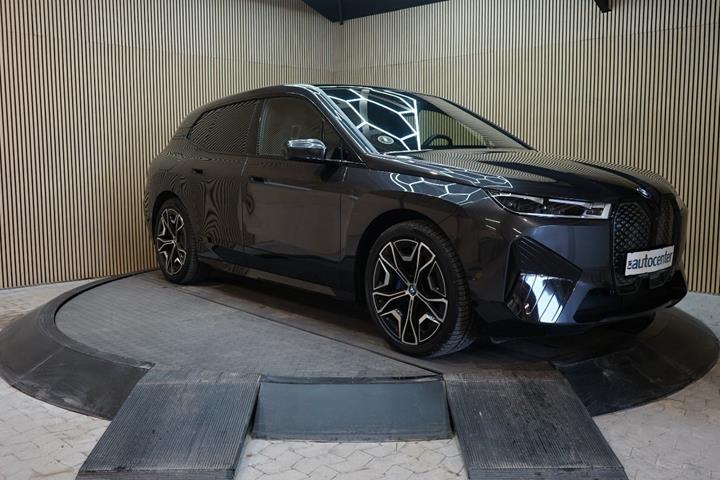 Sort BMW iX fra 2023