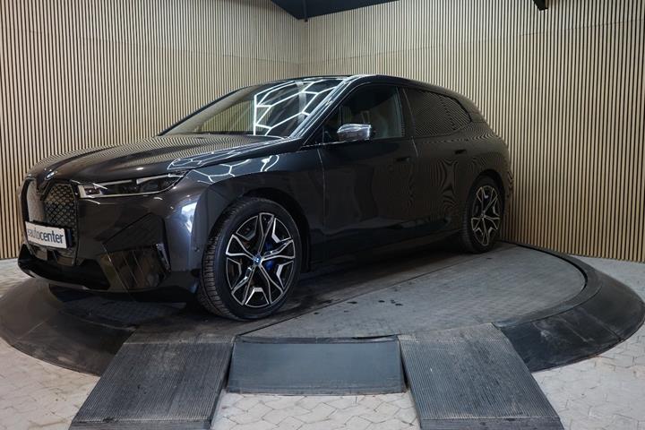 Sort BMW iX fra 2023
