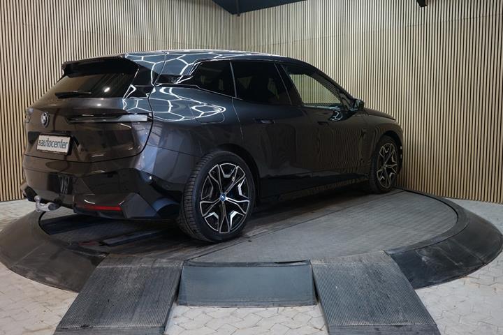 Sort BMW iX fra 2023