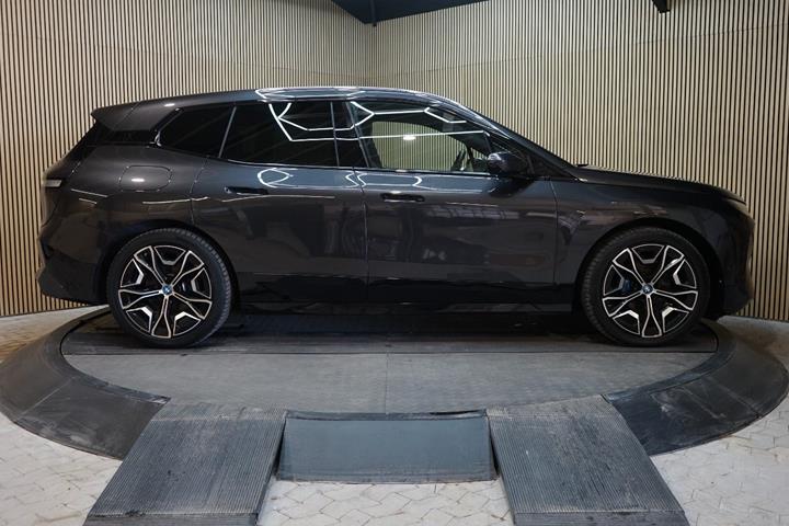Sort BMW iX fra 2023