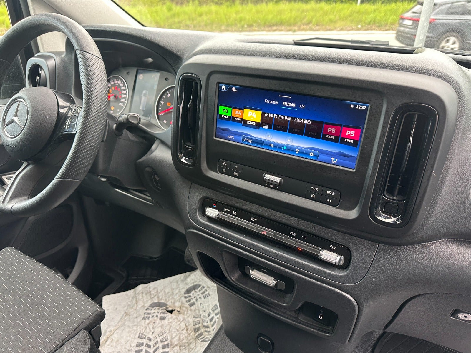 Sort Mercedes Vito 114 fra 2024