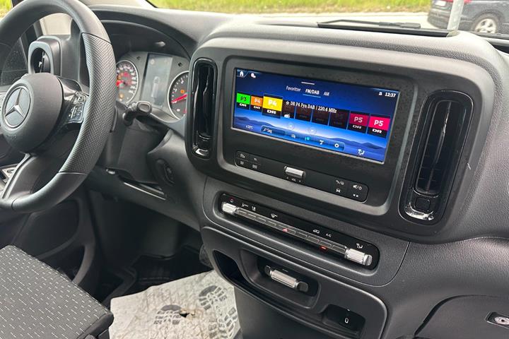 Sort Mercedes Vito 114 fra 2024