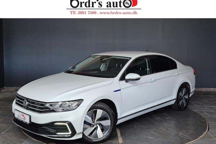 Hvid VW Passat fra 2021 set udefra