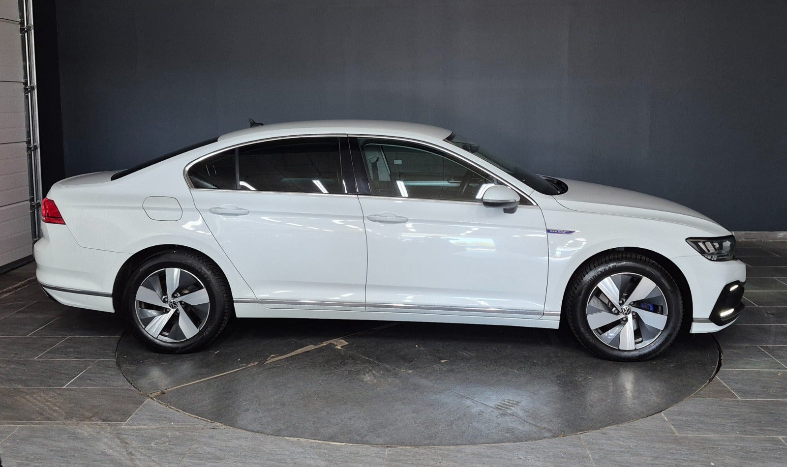 Hvid VW Passat fra 2021