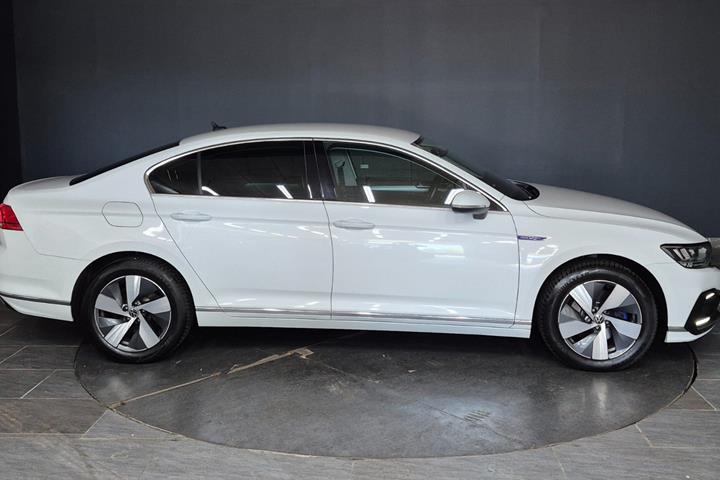 Hvid VW Passat fra 2021