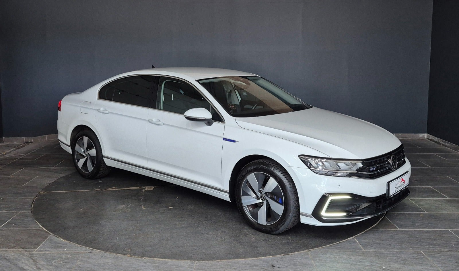 Hvid VW Passat fra 2021