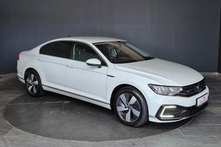 Hvid VW Passat fra 2021