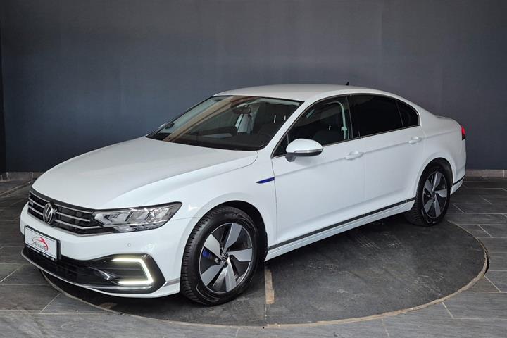 Hvid VW Passat fra 2021