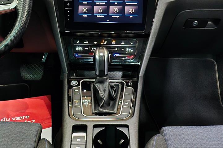 Hvid VW Passat fra 2021