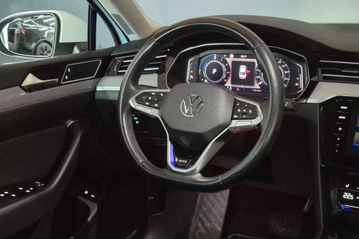Hvid VW Passat fra 2021