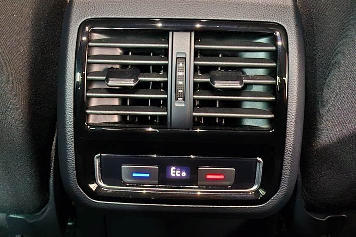 Hvid VW Passat fra 2021