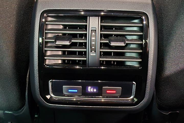 Hvid VW Passat fra 2021