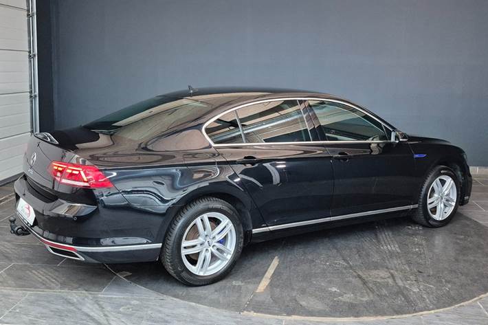 Sort VW Passat fra 2022