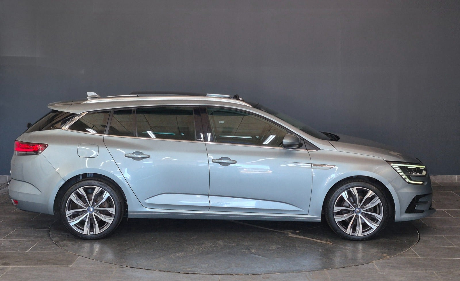 Grå Renault Megane IV fra 2020