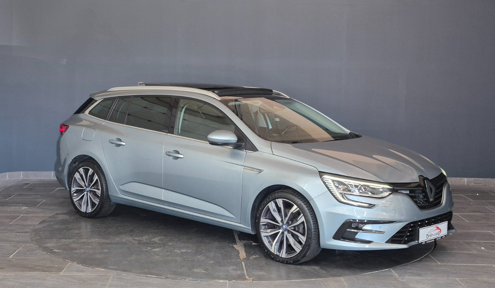 Grå Renault Megane IV fra 2020