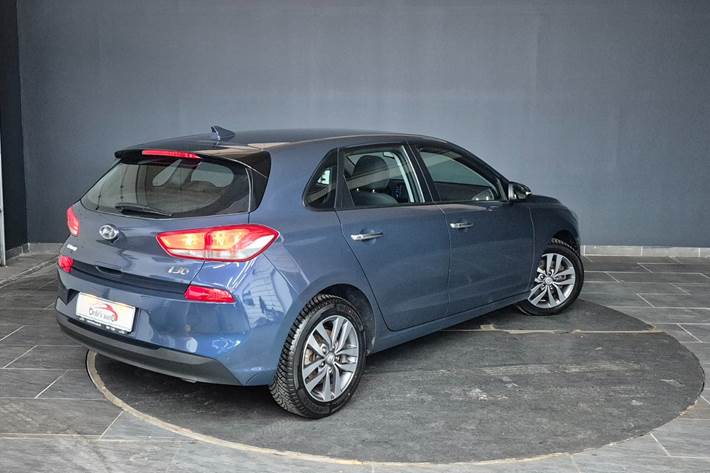 Blå Hyundai i30 fra 2017