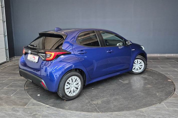Blå Toyota Yaris fra 2021