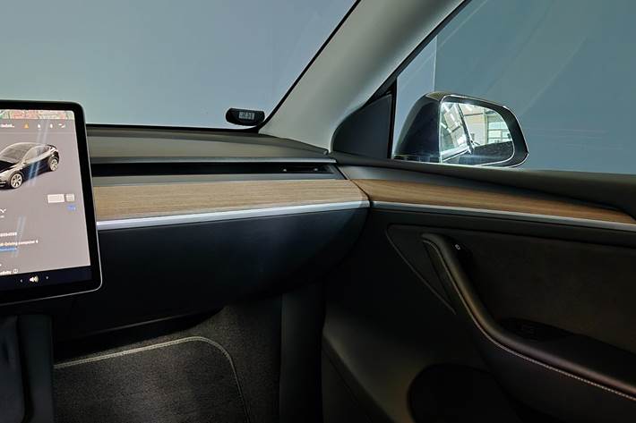 Sort Tesla Model Y fra 2025