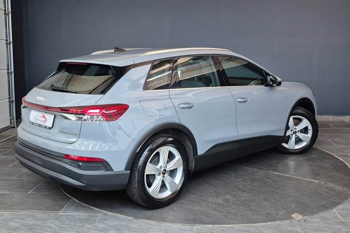 Grå Audi Q4 e-tron fra 2023
