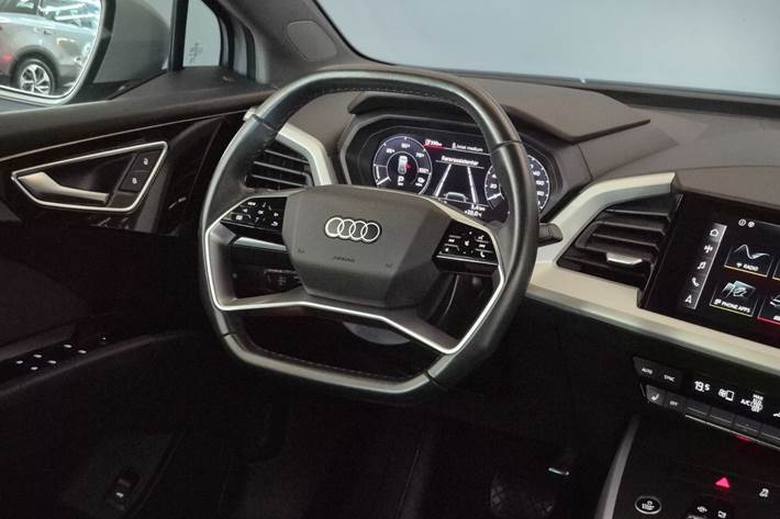 Grå Audi Q4 e-tron fra 2023