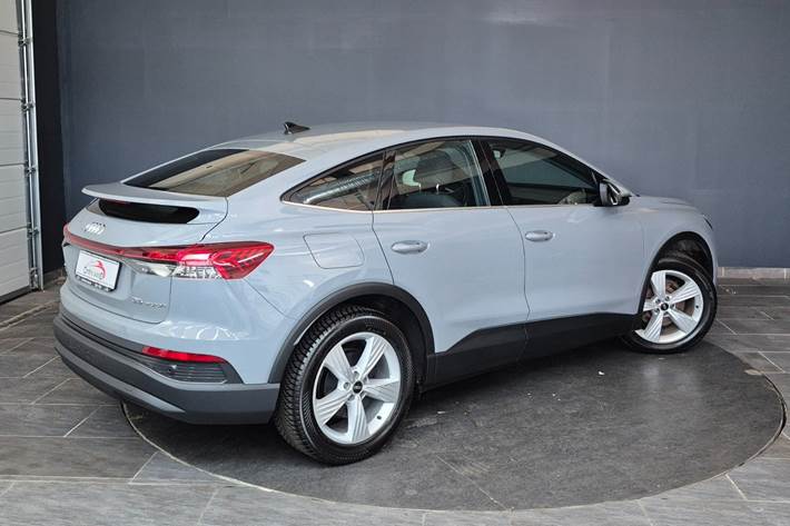 Grå Audi Q4 e-tron fra 2021