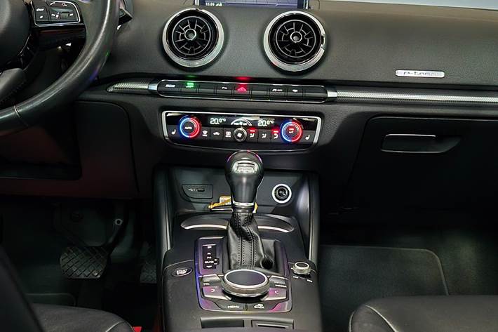 Grå Audi A3 fra 2017