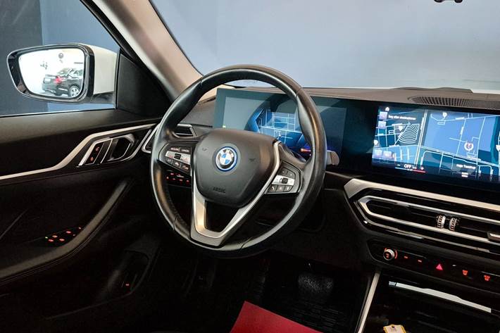 Hvid BMW i4 fra 2023