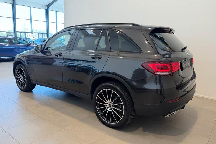 Grå Mercedes GLC300 de fra 2022