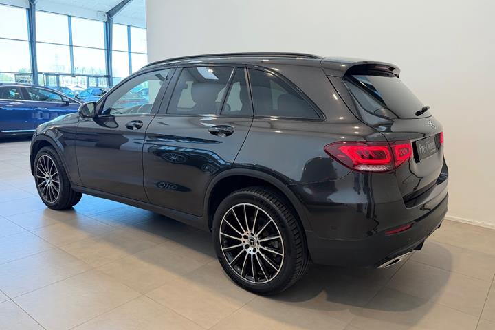 Grå Mercedes GLC300 de fra 2022