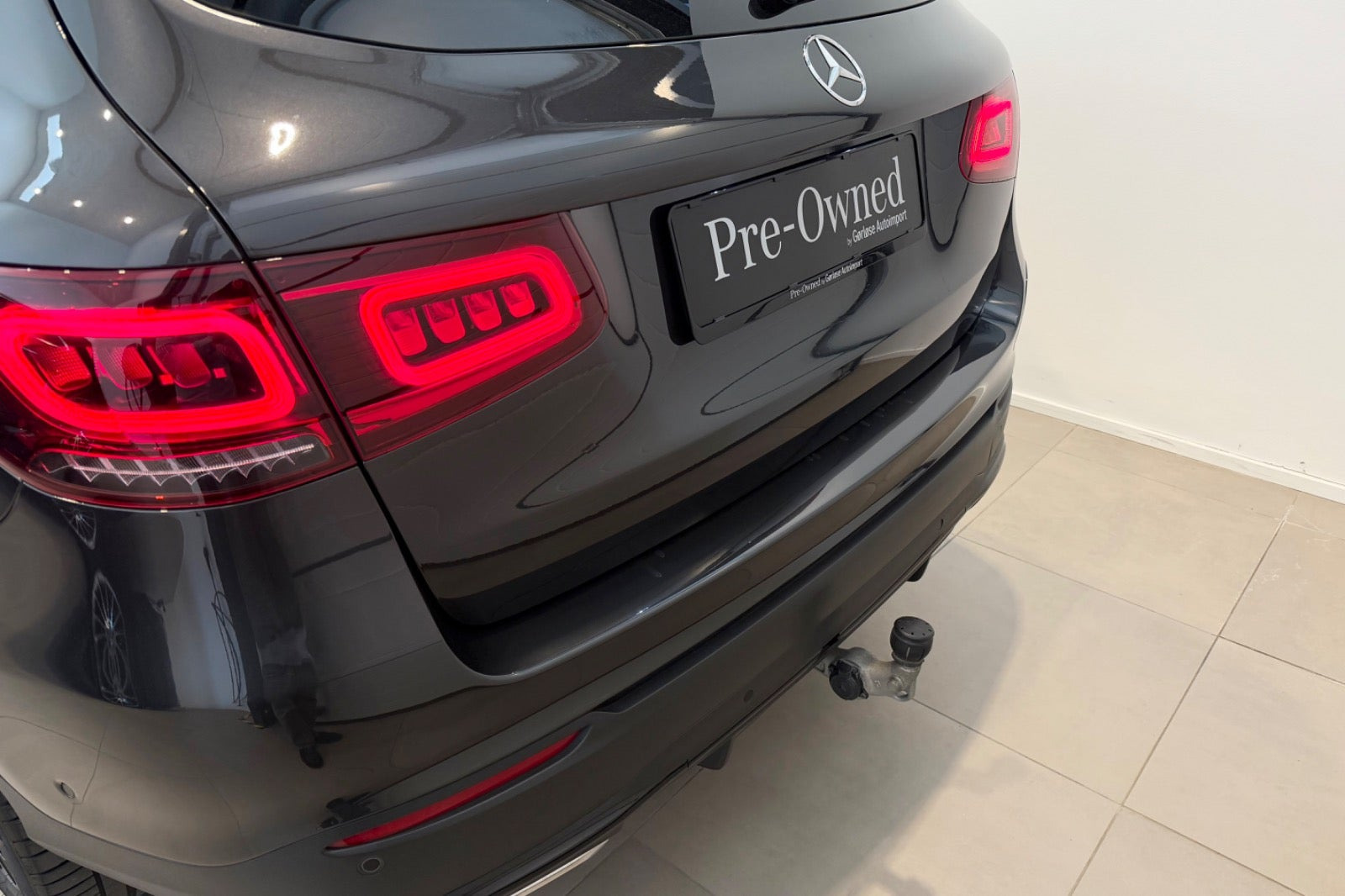 Grå Mercedes GLC300 de fra 2022