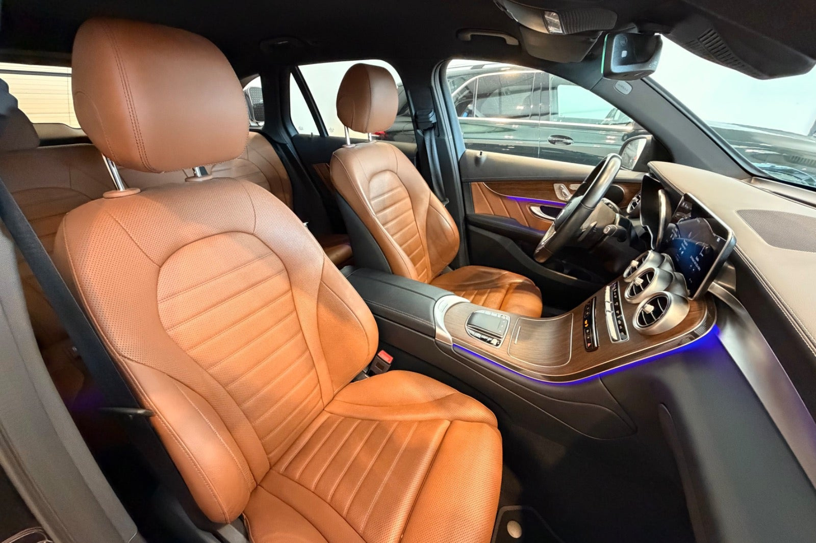 Grå Mercedes GLC300 de fra 2022