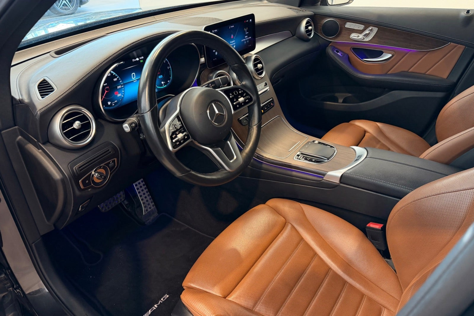 Grå Mercedes GLC300 de fra 2022