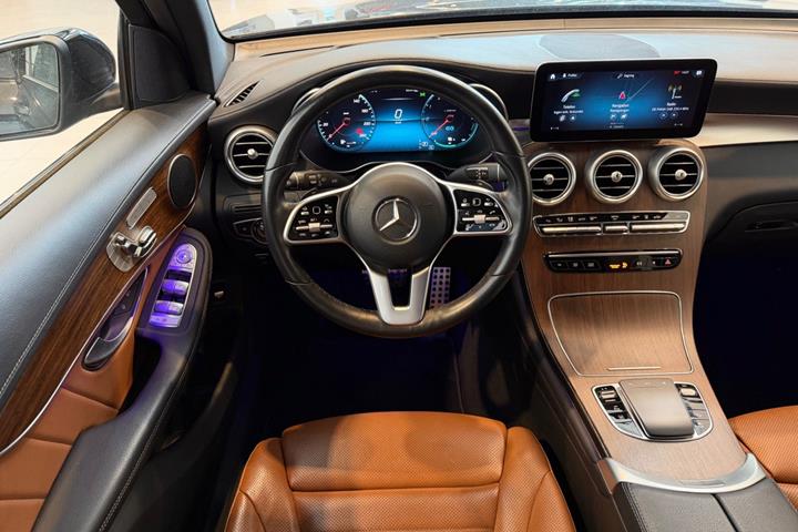 Grå Mercedes GLC300 de fra 2022