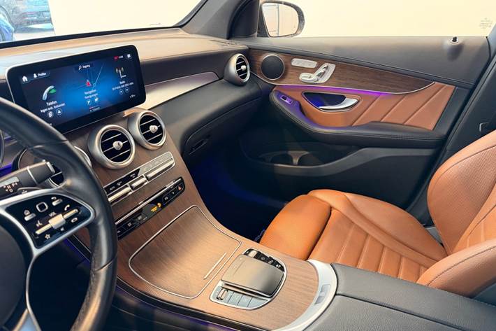 Grå Mercedes GLC300 de fra 2022