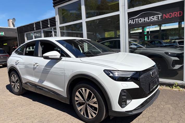 Hvid Audi Q4 e-tron fra 2024 set udefra