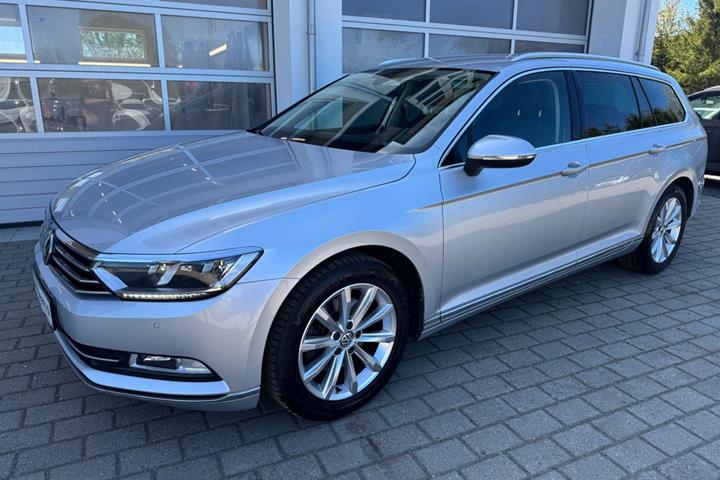 Sølv VW Passat fra 2018 set udefra