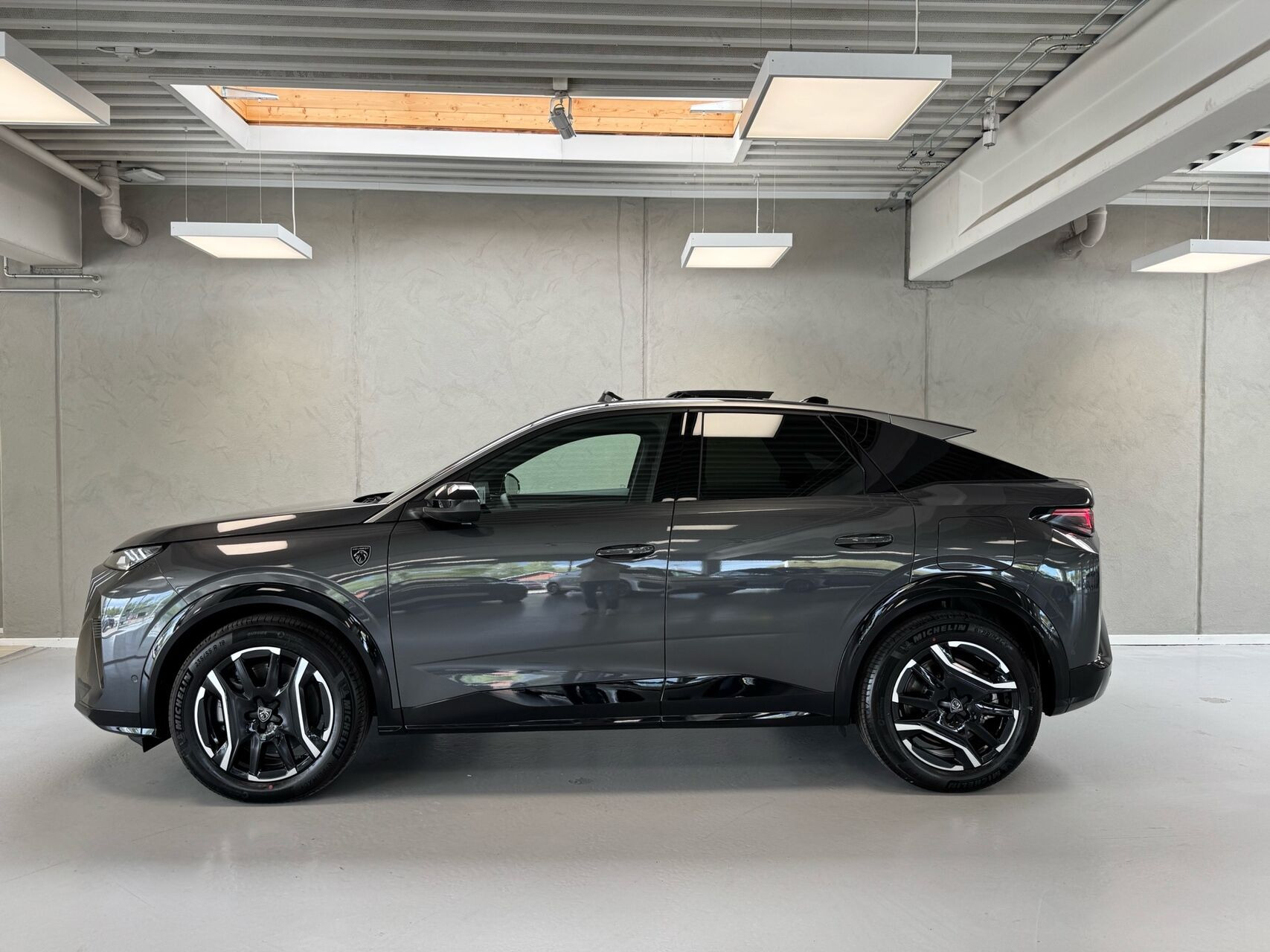 Grå Peugeot e-3008 fra 2026