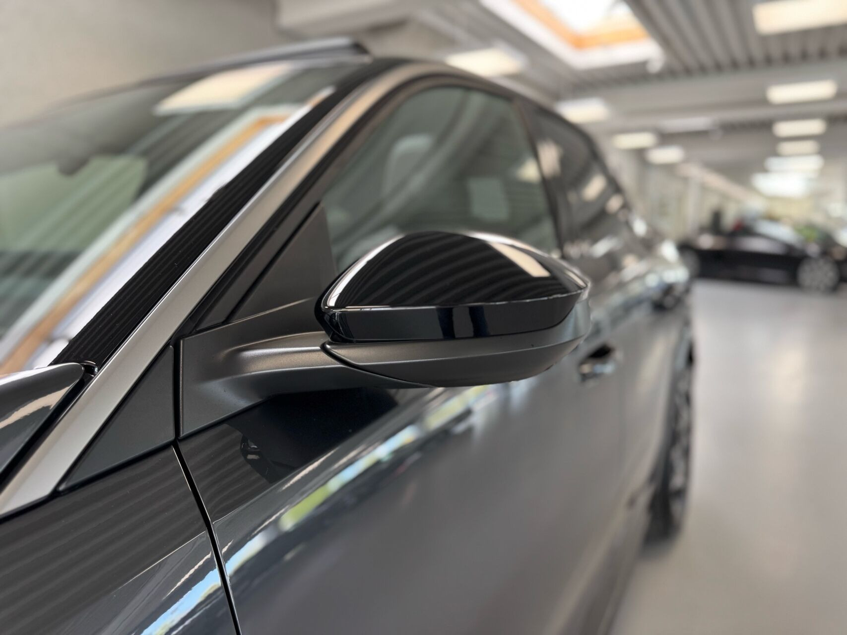 Grå Peugeot e-3008 fra 2026