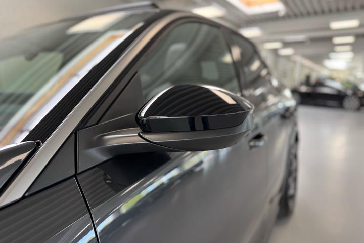 Grå Peugeot e-3008 fra 2026