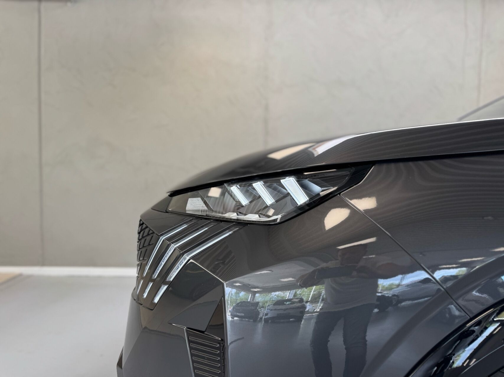 Grå Peugeot e-3008 fra 2026