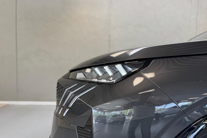 Grå Peugeot e-3008 fra 2026