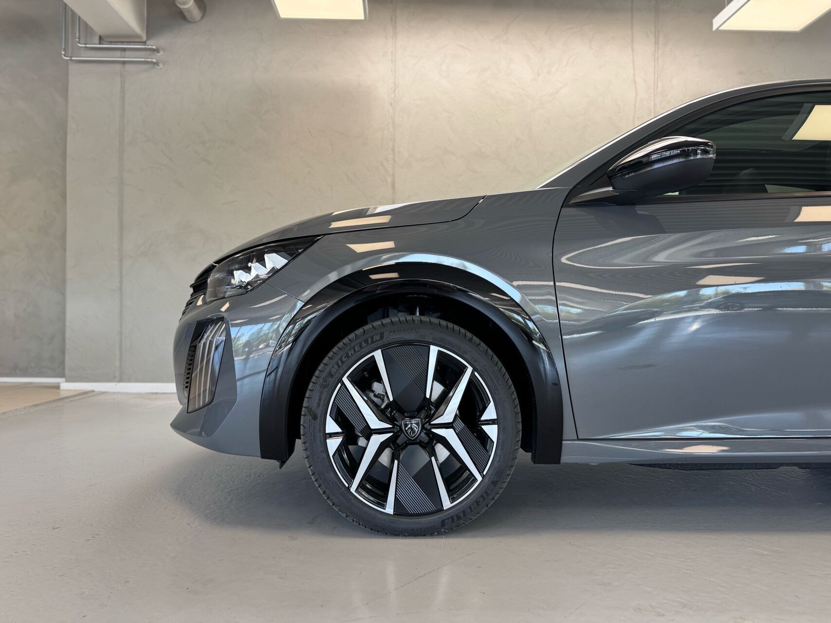 Grå Peugeot e-208 fra 2026