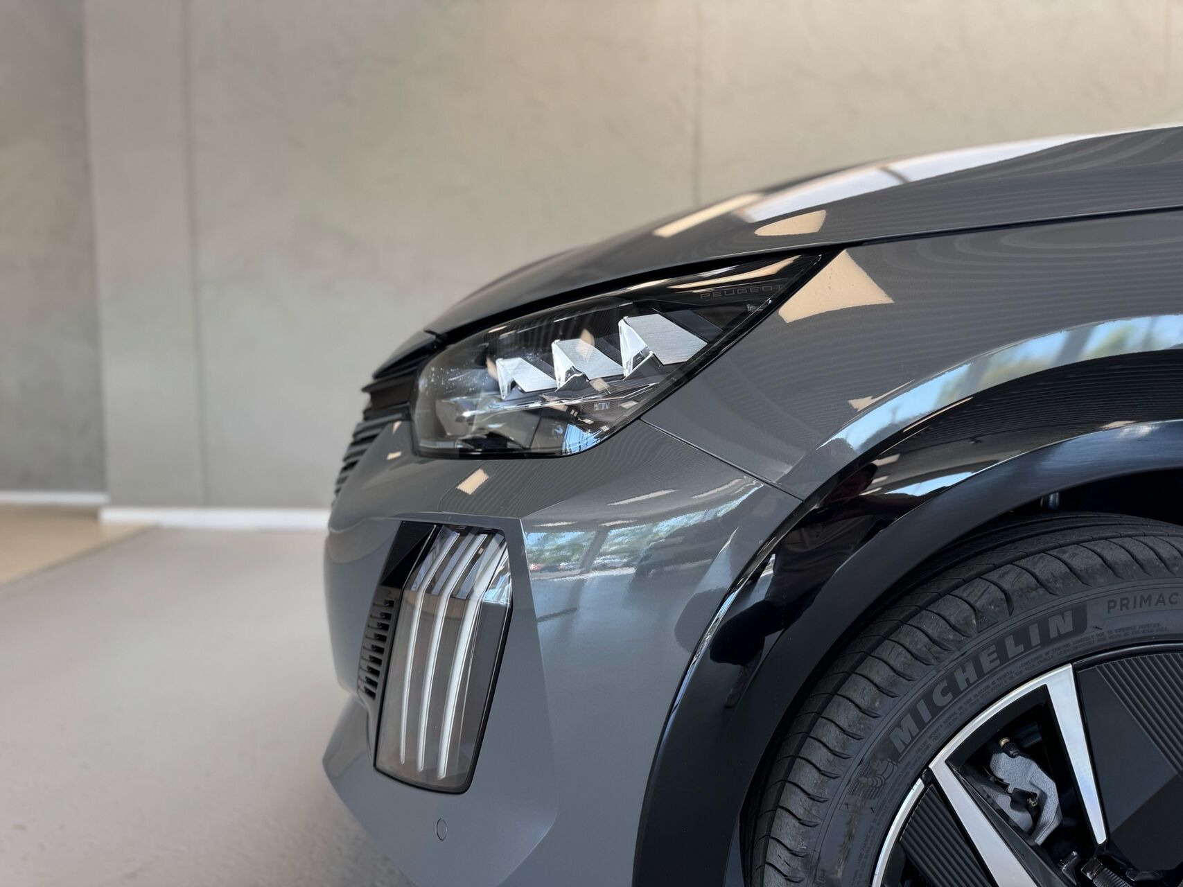 Grå Peugeot e-208 fra 2026